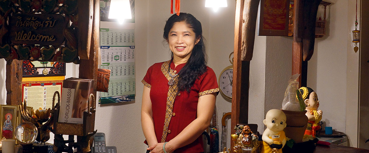 Die lächelnde Chefin Prathum Tangphetsiriphng am Empfangstresen